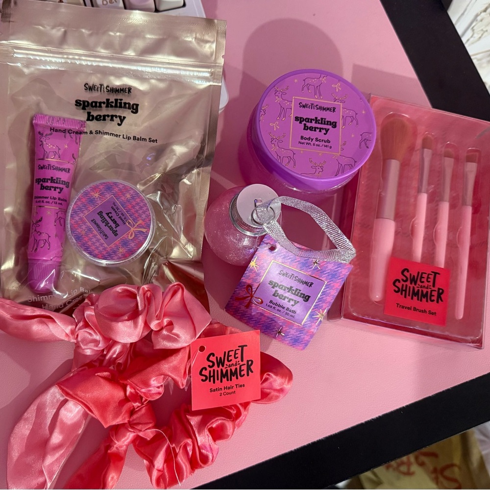 Sweet & Shimmer sparkling berry set includes (5) pieces